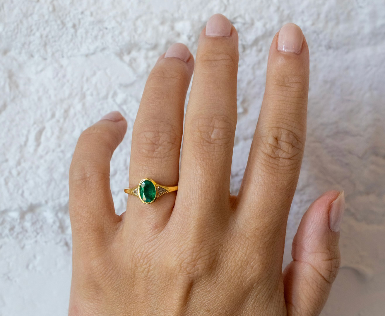 Natural Emerald in Bezel-setting vintage engagement ring